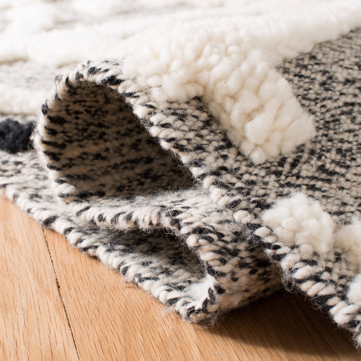 Ivory and Black Runner S8529