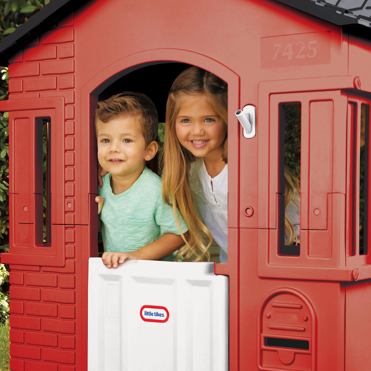 Red Cottage House with Working Door K648265