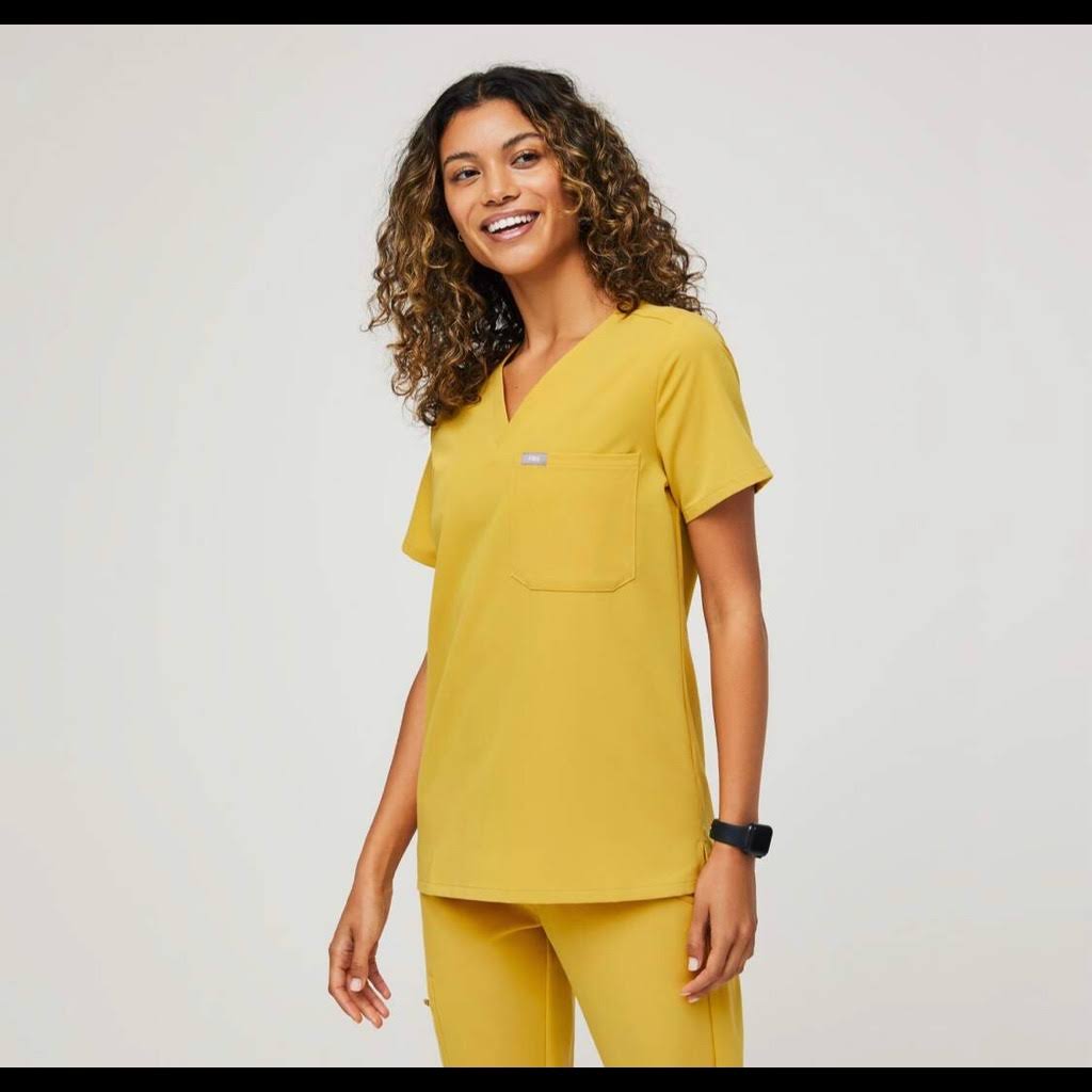 Small Catarina Scrub Top in Light Gold B971017